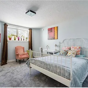  Guest house Elegant Garden Suite&2mins Bus Station Close Lrt& Free Parking Canada