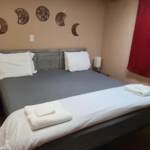  Guest house Cozy With Comfortable Beds And Fully Equipped Kitchen 15 Mins Drive From Airport, Downtown, Sait And U Of C And 80 Min Drive To Banff Canada