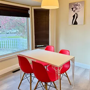  Guest house Gorgeous House&30 Second Bus Station Close C-train& Free Parking Canada